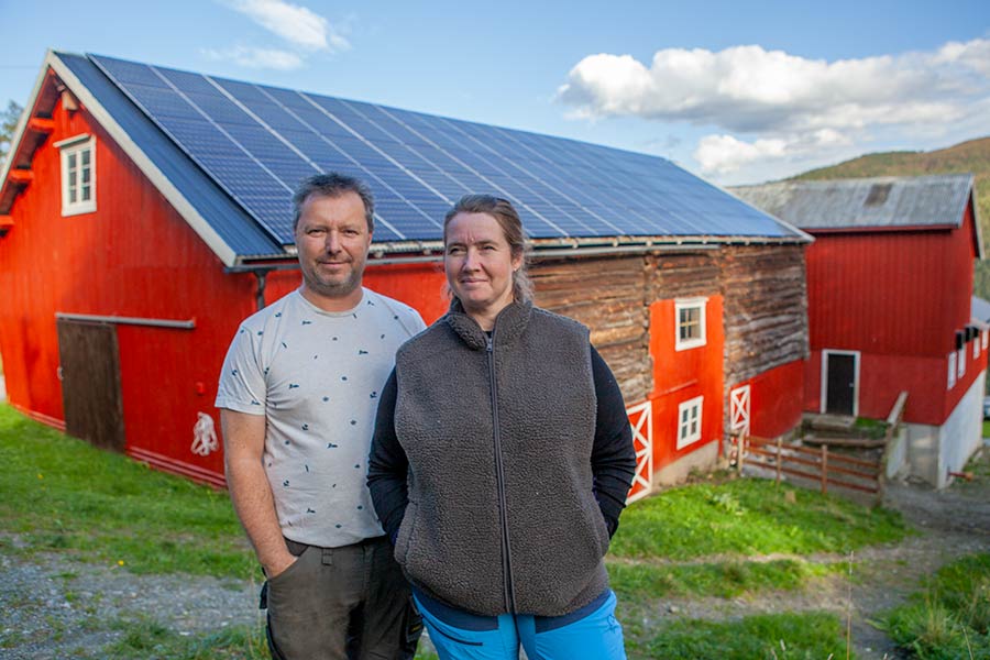 Solcelleanlegg på 32 kWp produserer rundt en tredel av det totale strømforbruk på en gård i Orkadalen.