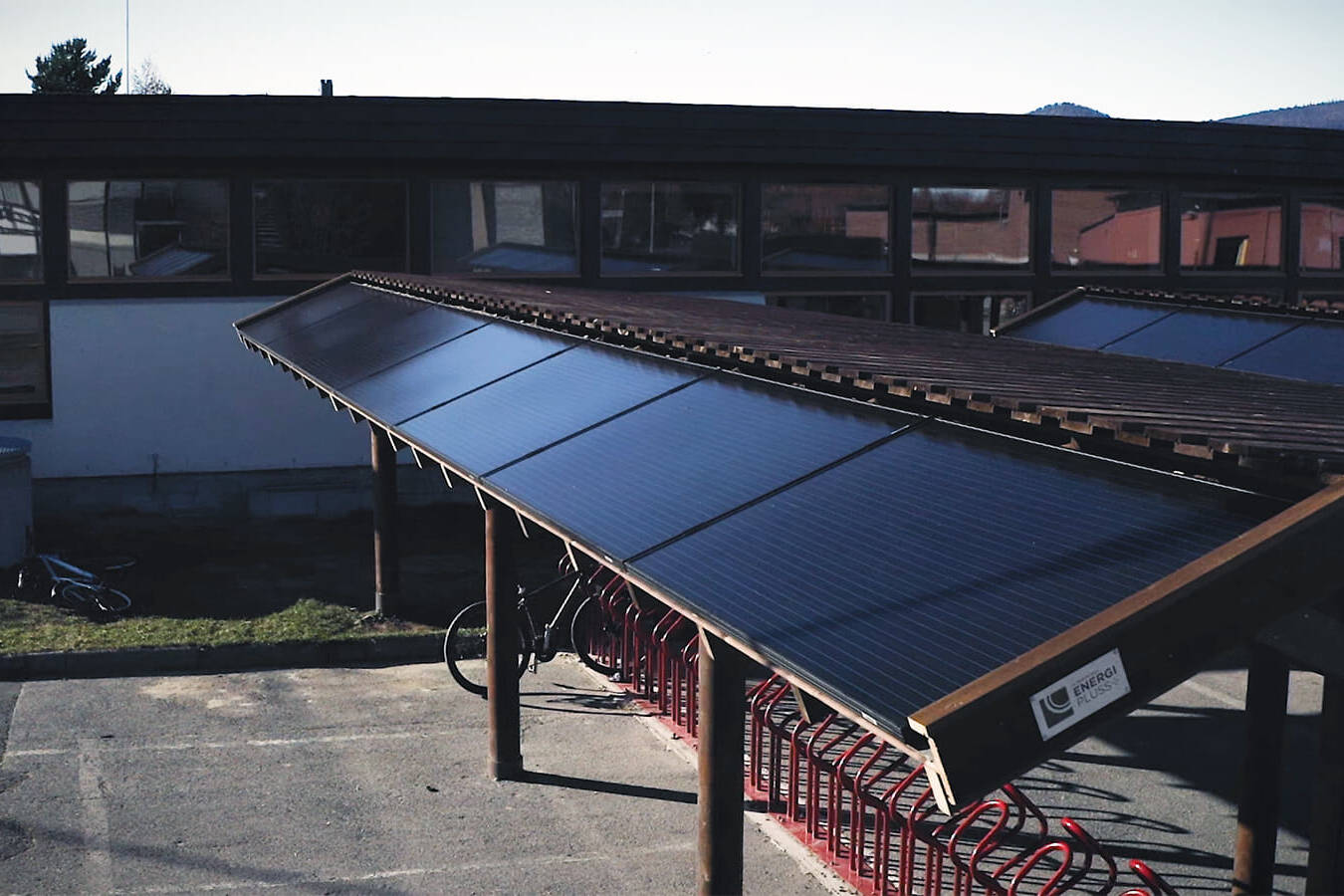 Solceller på tak over sykkelstativ