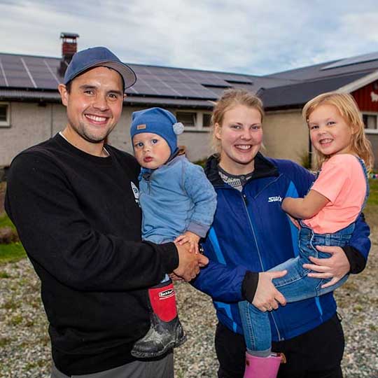 Solcelleanlegg på taket av sauefjøset hos Bjørnar og Janne i Rennebu.